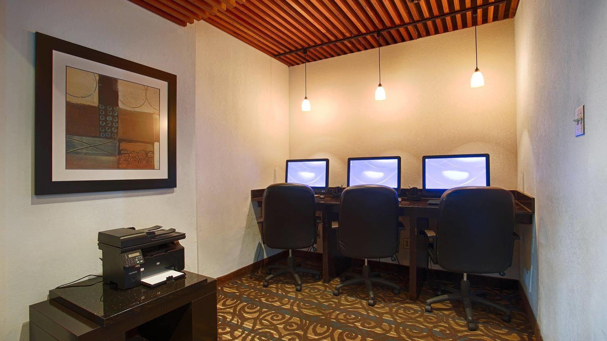 אדמונטון Best Western Cedar Park Inn מראה חיצוני תמונה